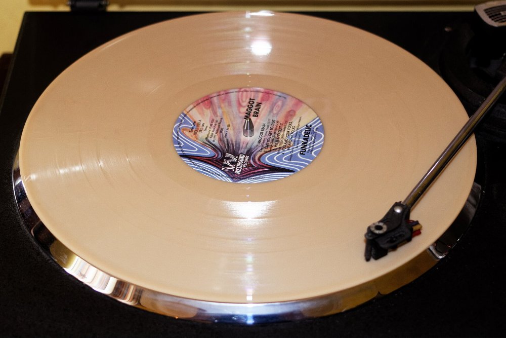Кремовая цветная виниловая пластинка крупным планом