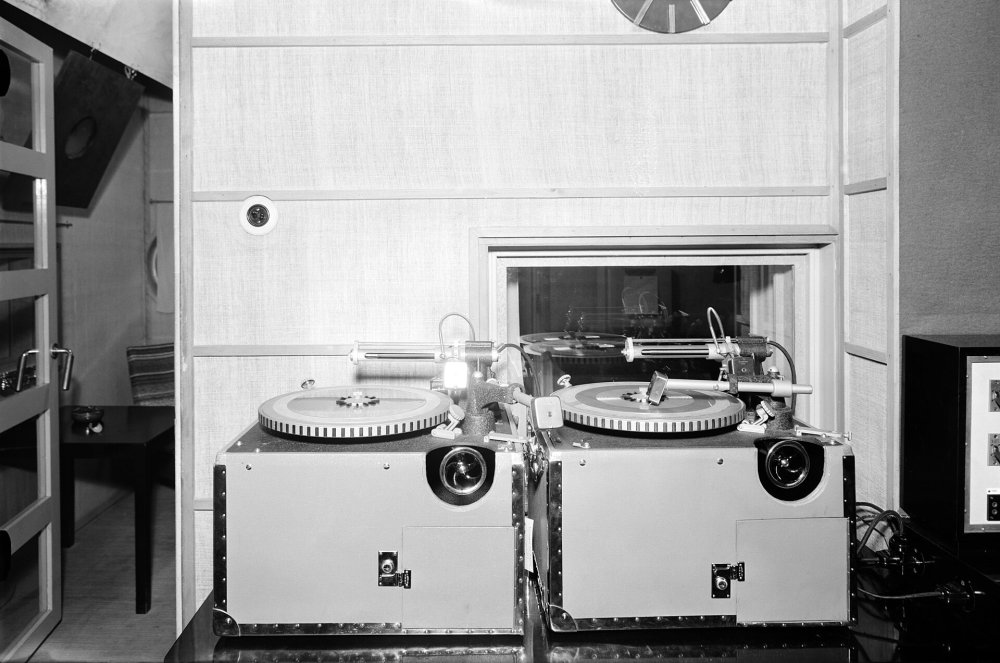 Фото: Archives of the Finnish Broadcasting Company Yle, Public domain Проигрыватели в радиостудии 1935 года, чёрно-белое фото