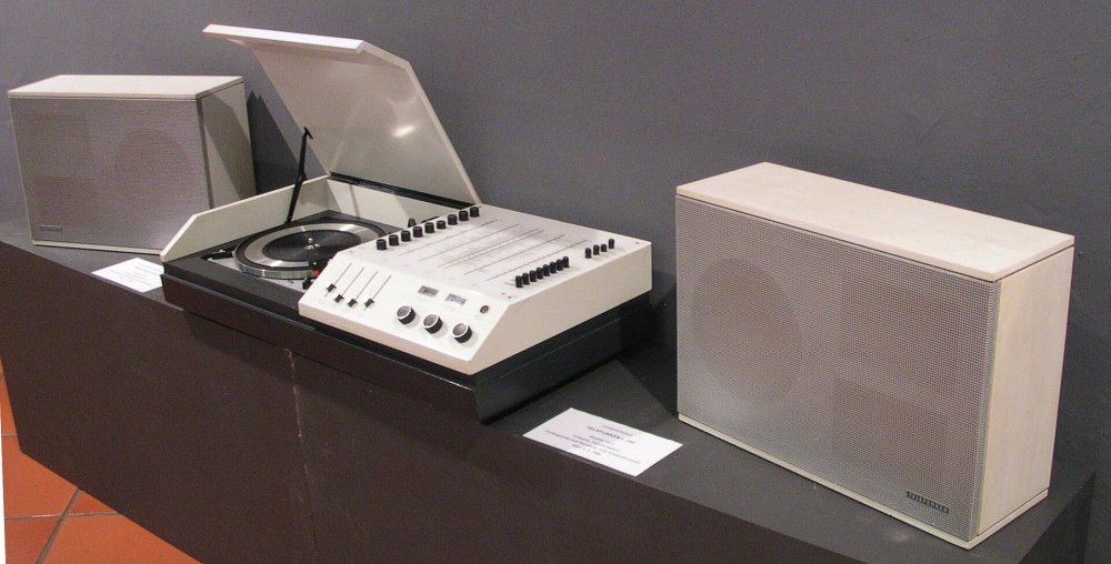 Hi-fi-комплекс с проигрывателем, усилителем и колонками