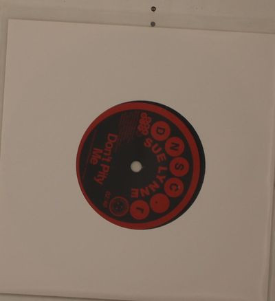 Виниловая пластинка Sue Lynne - Don'T Pity Me/Don'T Pity Me (Mono Version)